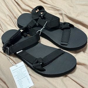 Women’s Stappy Outdoor Sandals. Size 10